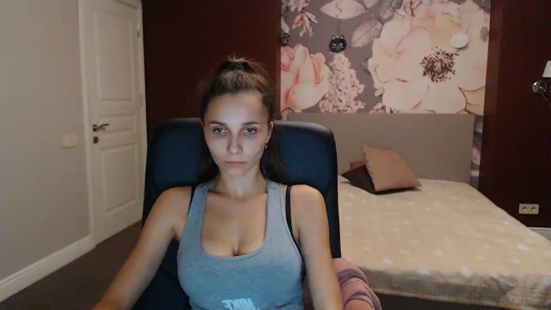 Gallery image thumbnail from Karina_Mils's myfreecams stream on, 10/13/2023, 19:12 image 18 of 20