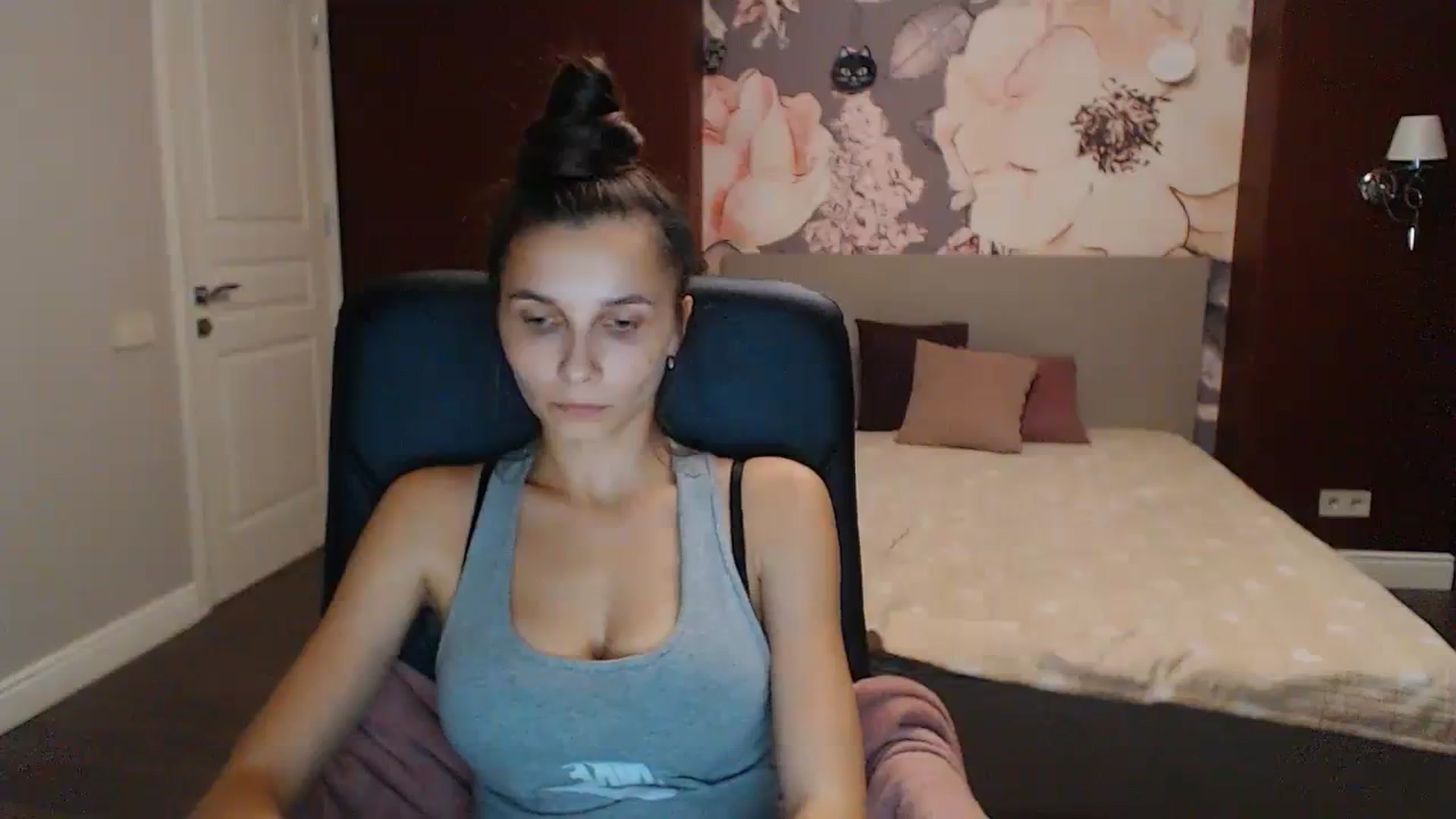 Gallery image thumbnail from Karina_Mils's myfreecams stream on, 10/15/2023, 17:42 image 10 of 20