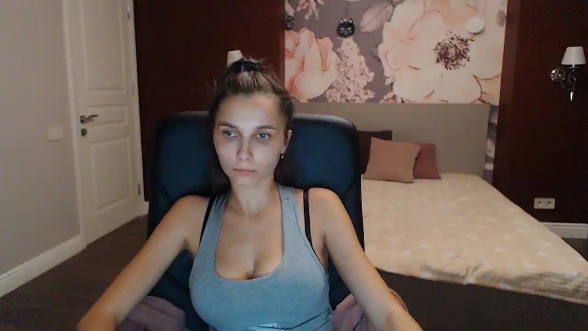 Gallery image thumbnail from Karina_Mils's myfreecams stream on, 10/15/2023, 18:29 image 5 of 20
