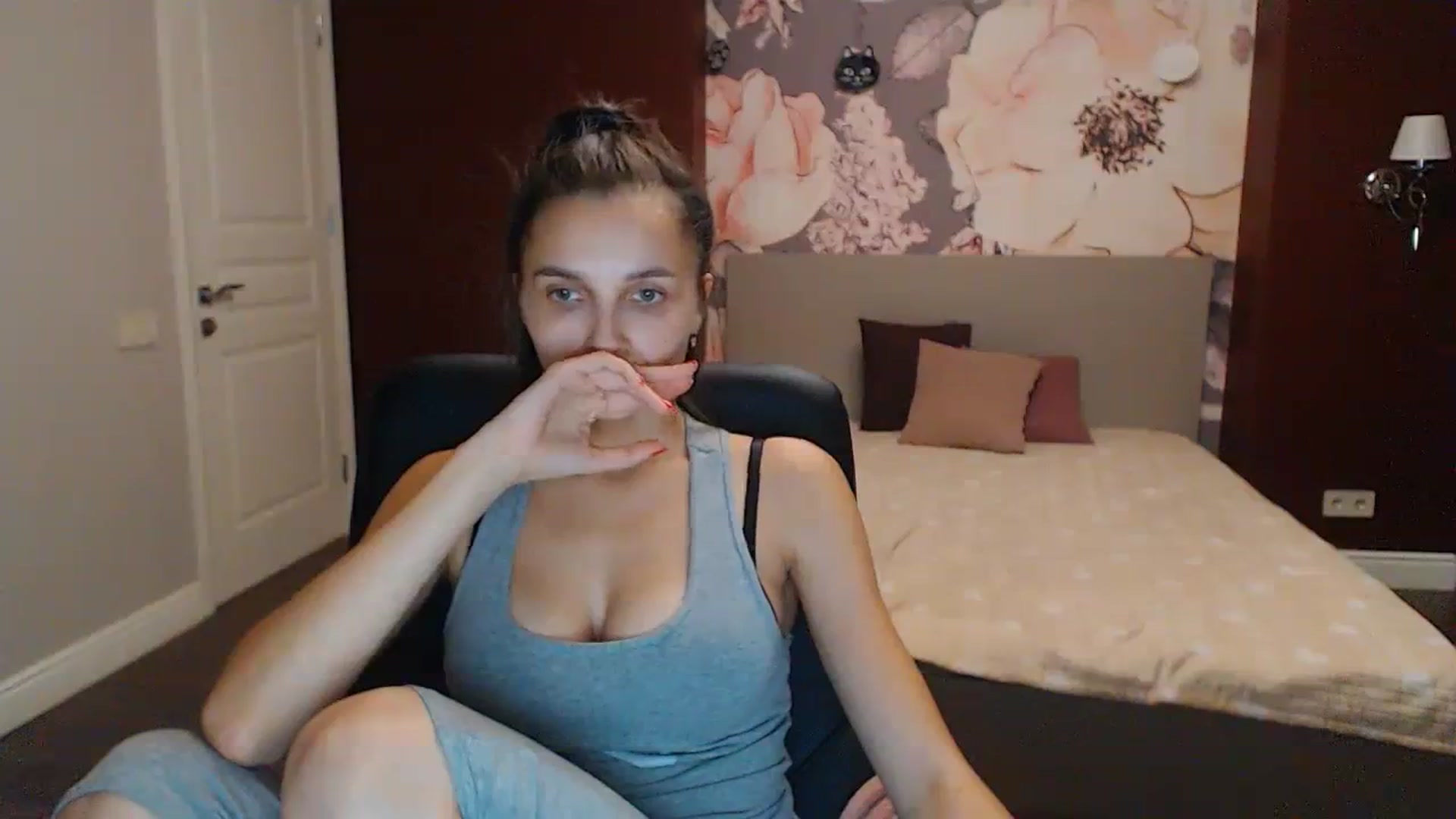 Gallery image thumbnail from Karina_Mils's myfreecams stream on, 10/15/2023, 18:29 image 13 of 20