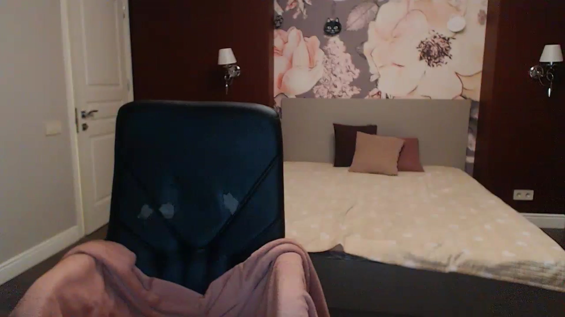 Gallery image thumbnail from Karina_Mils's myfreecams stream on, 10/15/2023, 18:29 image 6 of 20