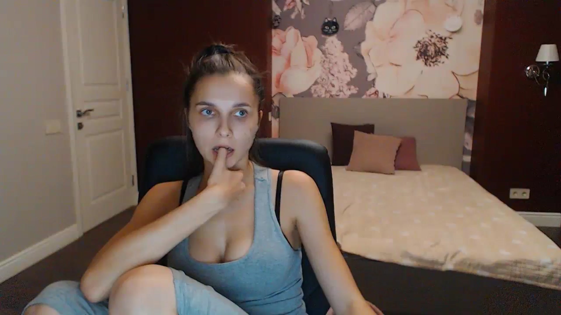 Gallery image thumbnail from Karina_Mils's myfreecams stream on, 10/15/2023, 18:29 image 18 of 20
