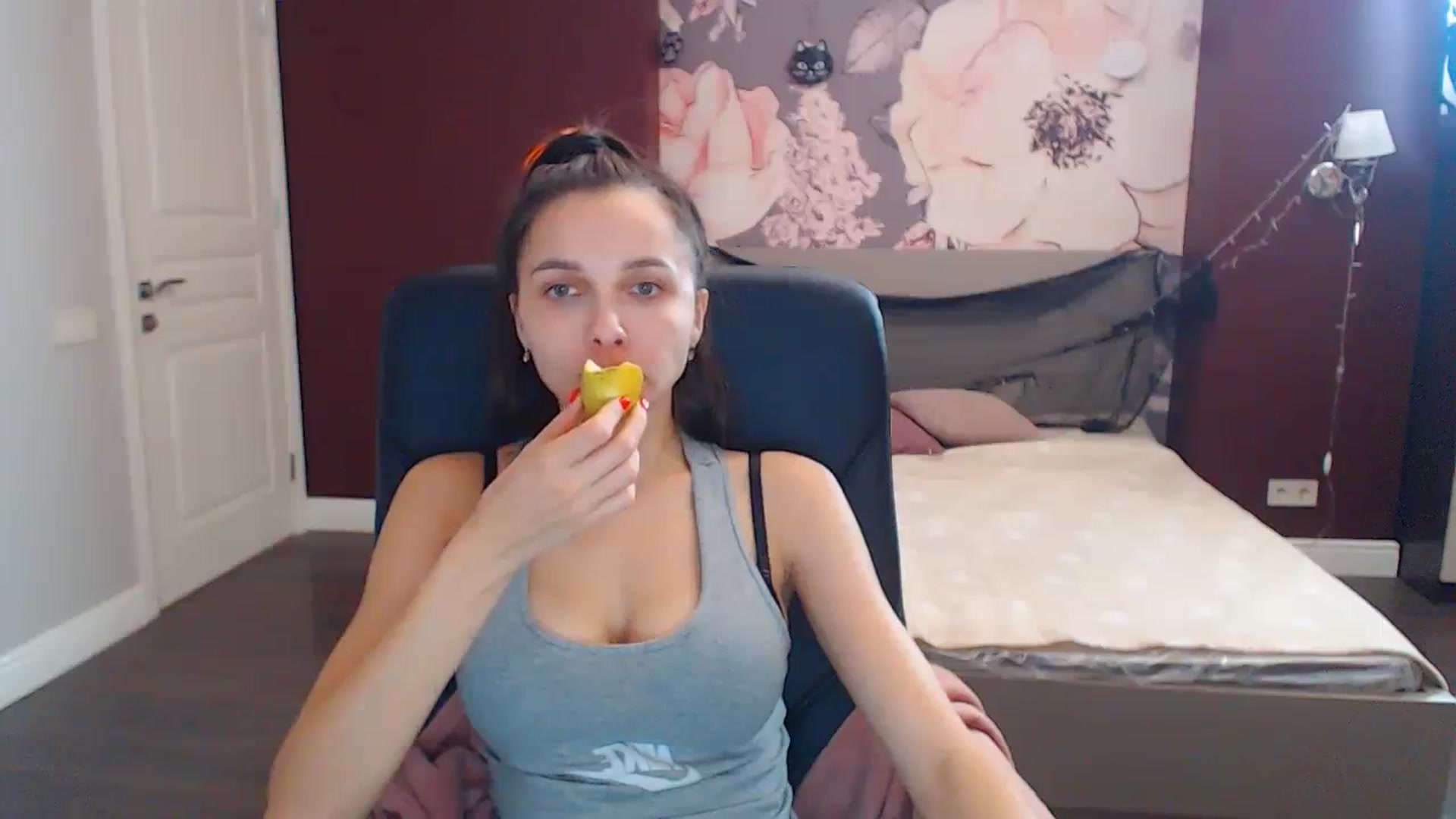 Gallery image thumbnail from Karina_Mils's myfreecams stream on, 10/21/2023, 12:47 image 9 of 20