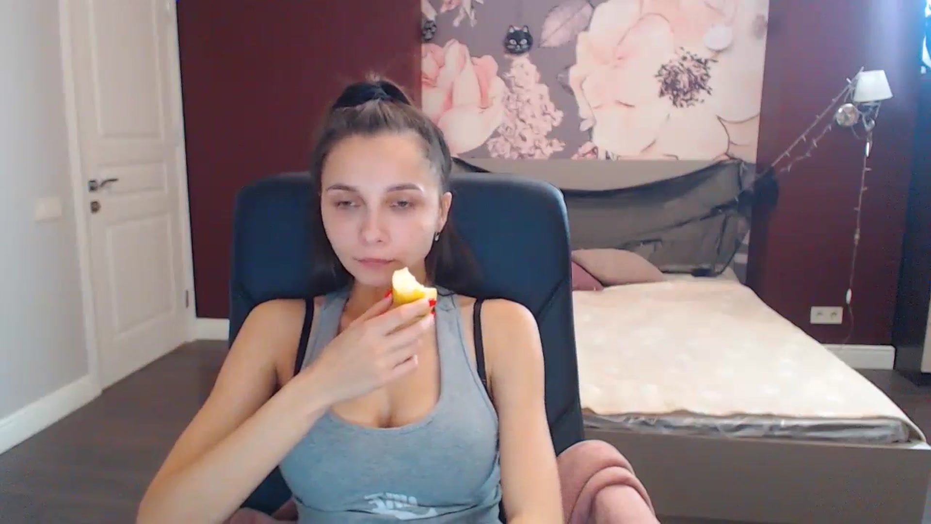 Gallery image thumbnail from Karina_Mils's myfreecams stream on, 10/21/2023, 12:47 image 18 of 20