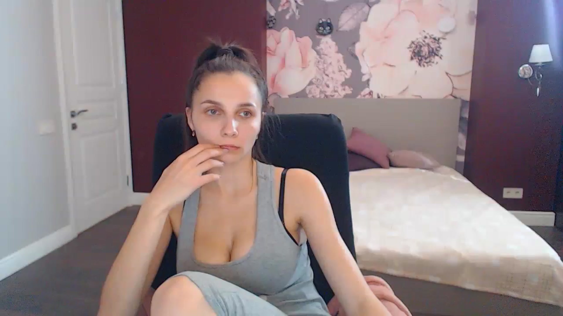 Gallery image thumbnail from Karina_Mils's myfreecams stream on, 11/06/2023, 12:33 image 1 of 20