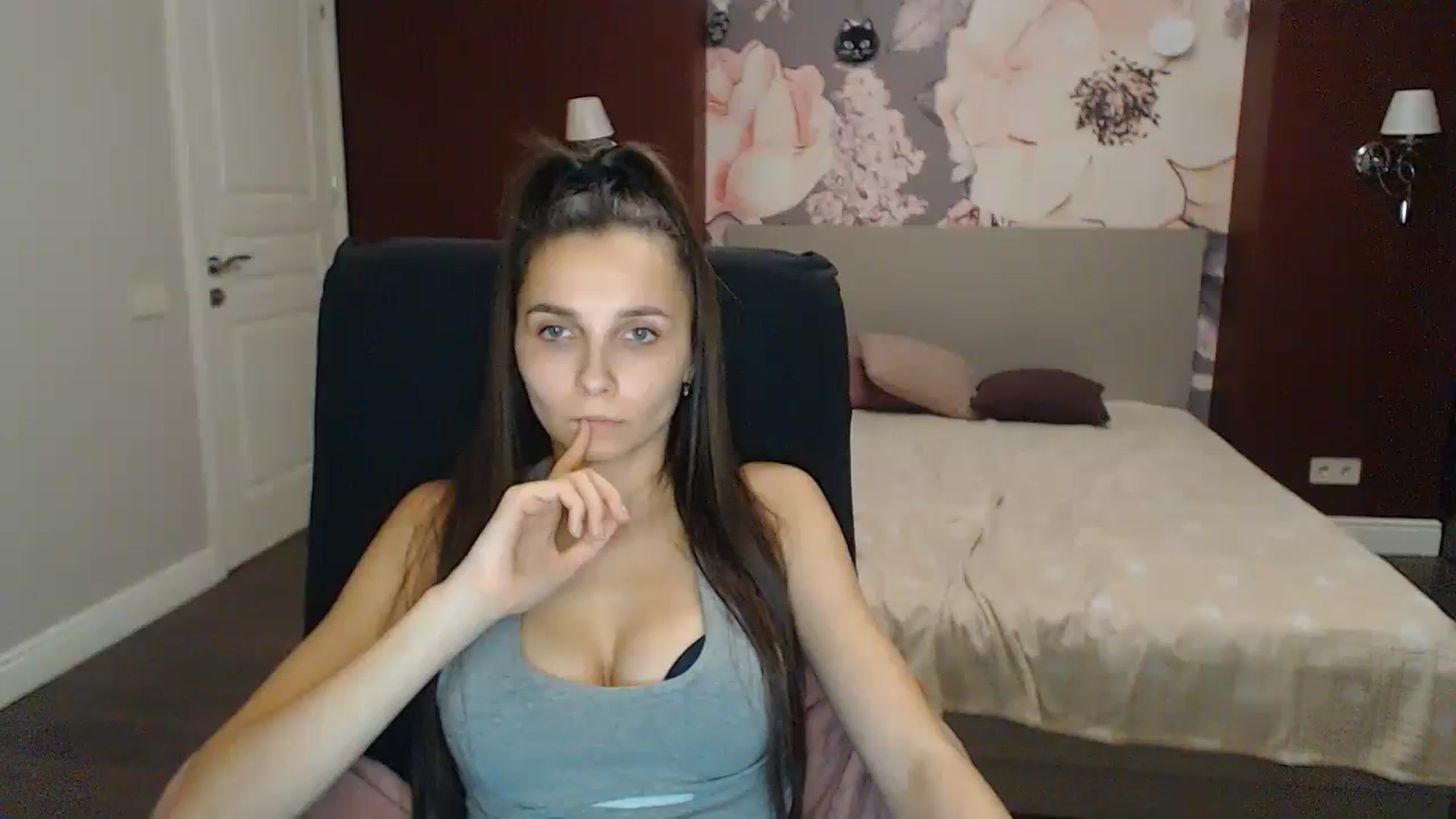 Gallery image thumbnail from Karina_Mils's myfreecams stream on, 11/11/2023, 19:42 image 4 of 20