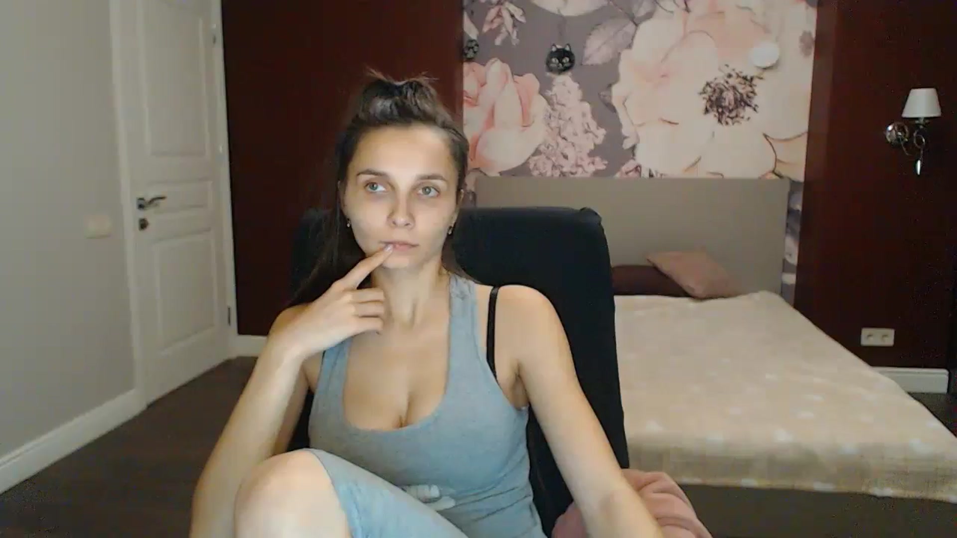 Gallery image thumbnail from Karina_Mils's myfreecams stream on, 11/12/2023, 15:21 image 16 of 20