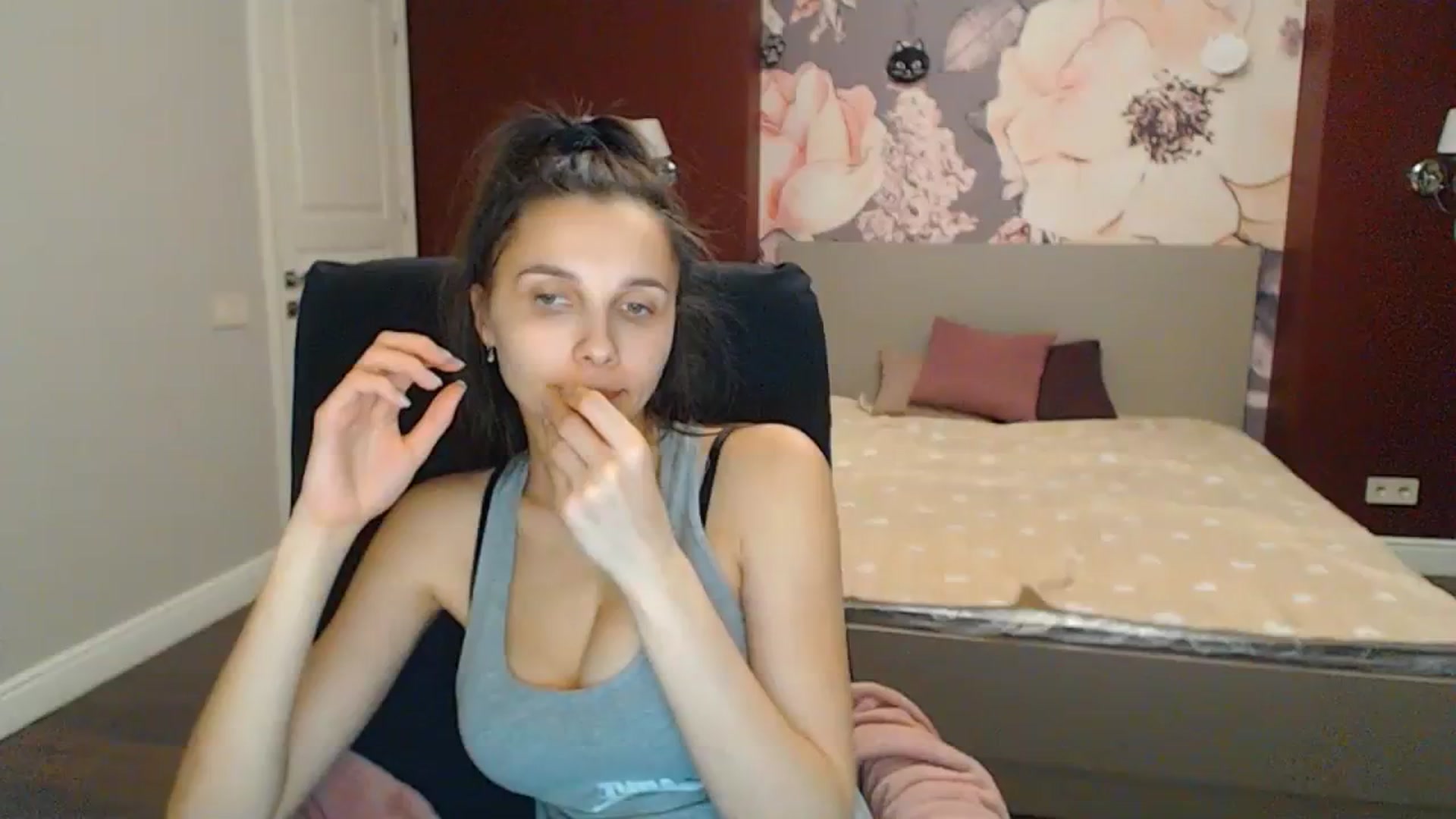 Gallery image thumbnail from Karina_Mils's myfreecams stream on, 11/25/2023, 18:17 image 14 of 20