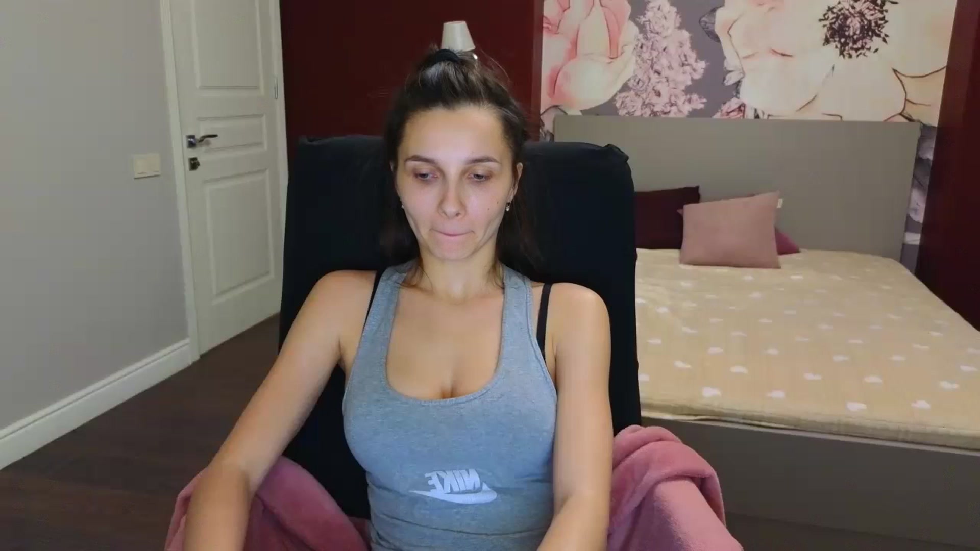 Gallery image thumbnail from Karina_Mils's myfreecams stream on, 12/08/2023, 19:25 image 12 of 20