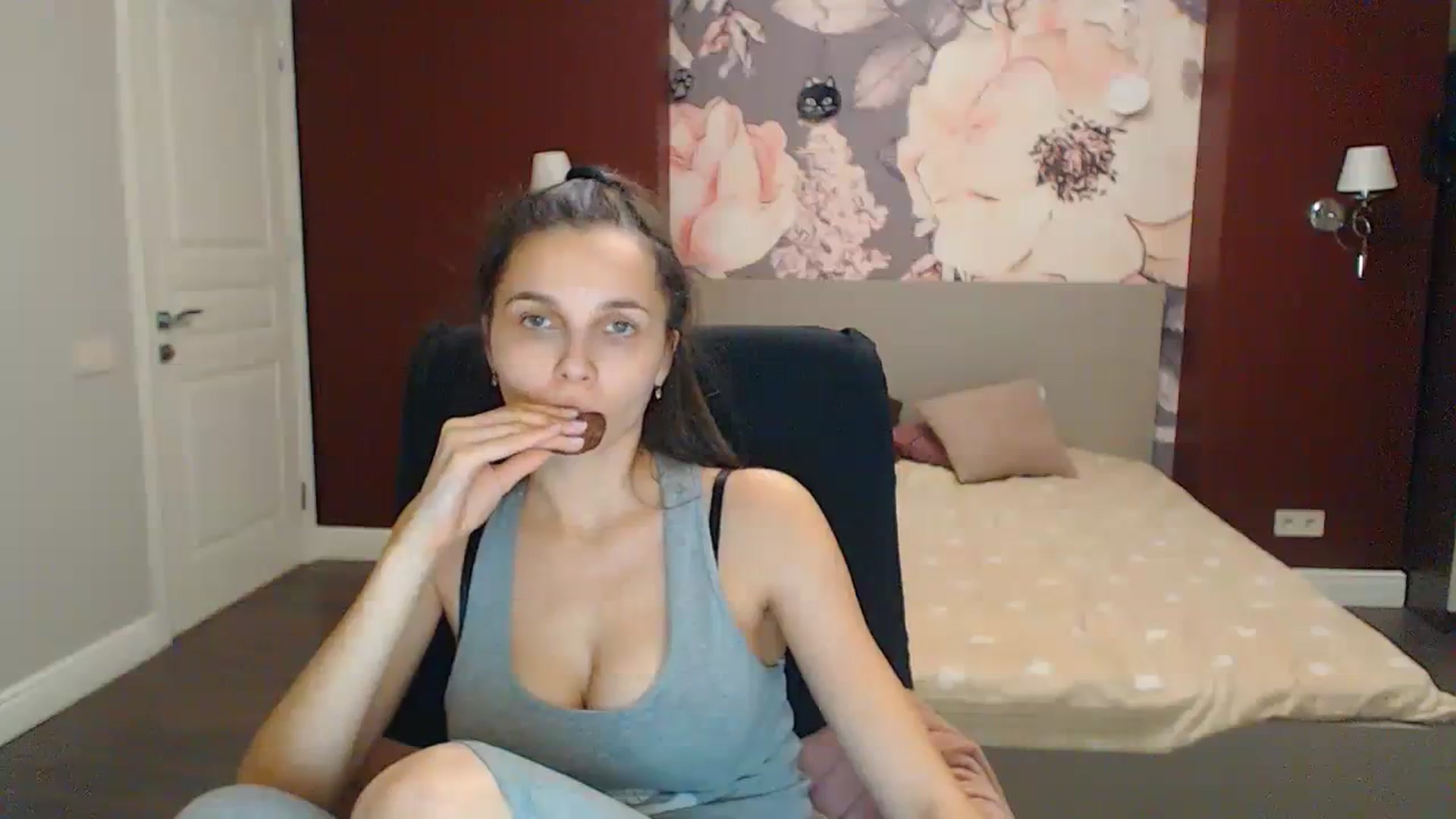 Gallery image thumbnail from Karina_Mils's myfreecams stream on, 12/09/2023, 18:13 image 15 of 20