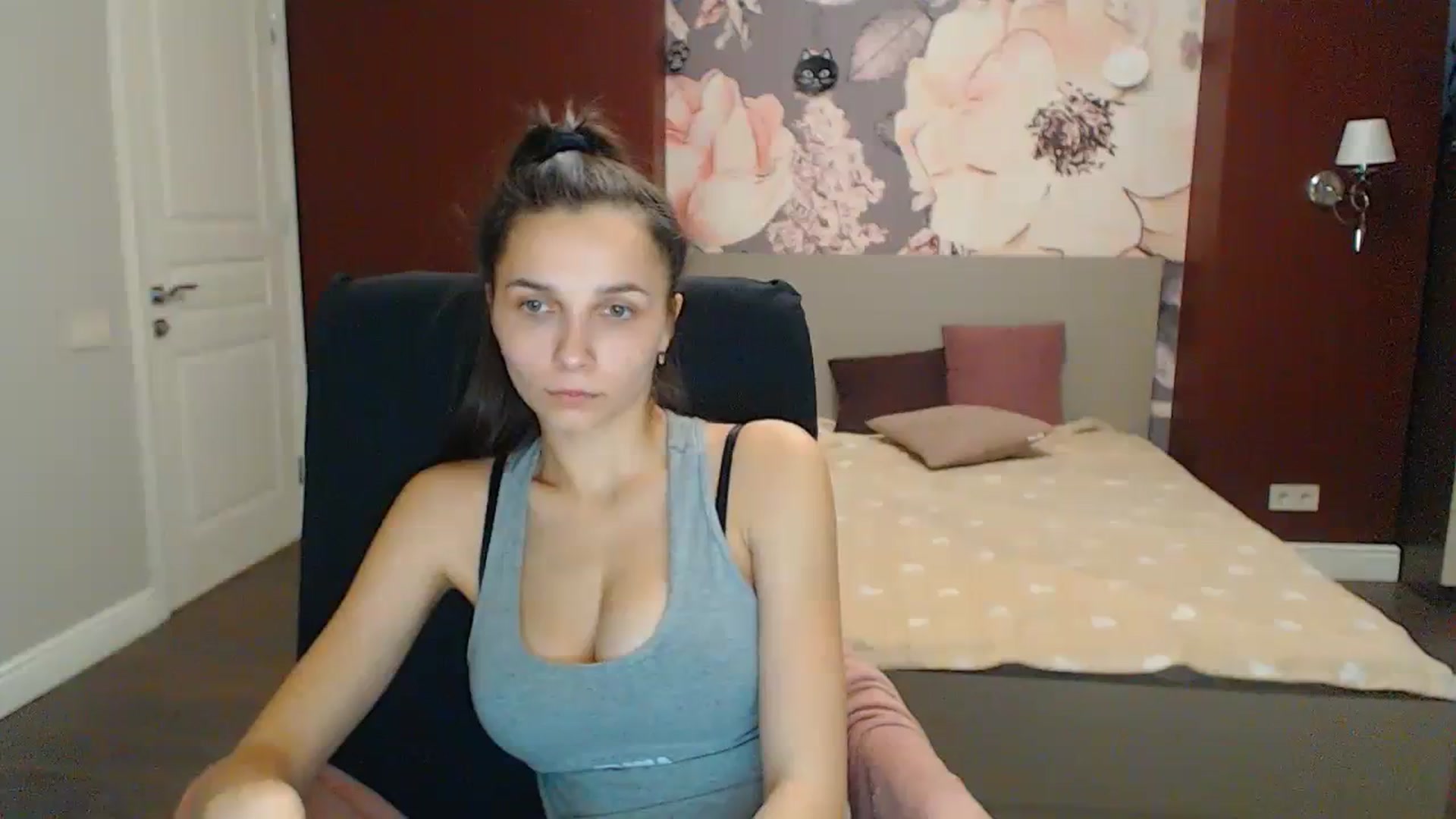 Gallery image thumbnail from Karina_Mils's myfreecams stream on, 12/10/2023, 14:08 image 1 of 20