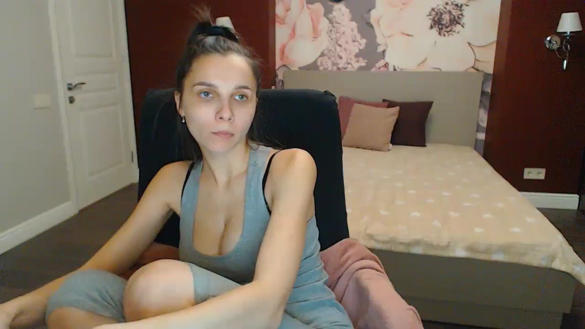Gallery image thumbnail from Karina_Mils's myfreecams stream on, 12/17/2023, 16:42 image 9 of 20