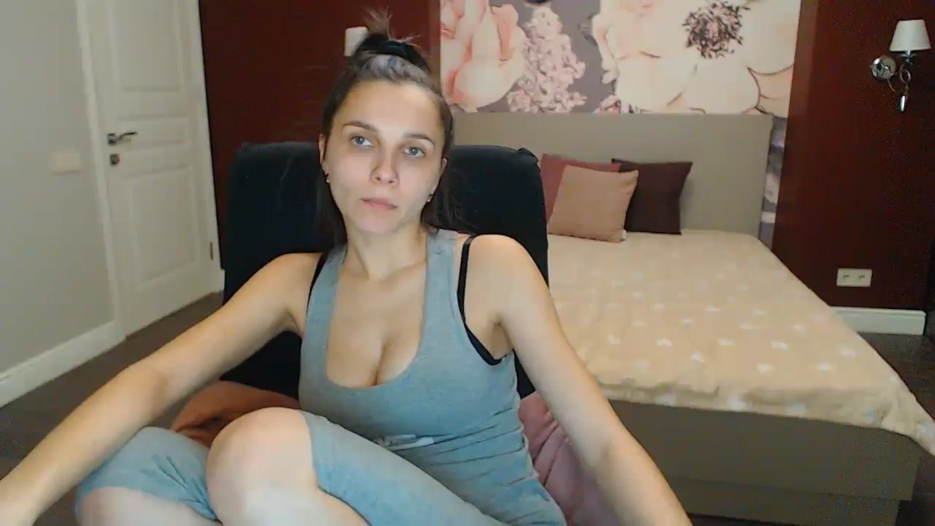Gallery image thumbnail from Karina_Mils's myfreecams stream on, 12/17/2023, 16:42 image 4 of 20
