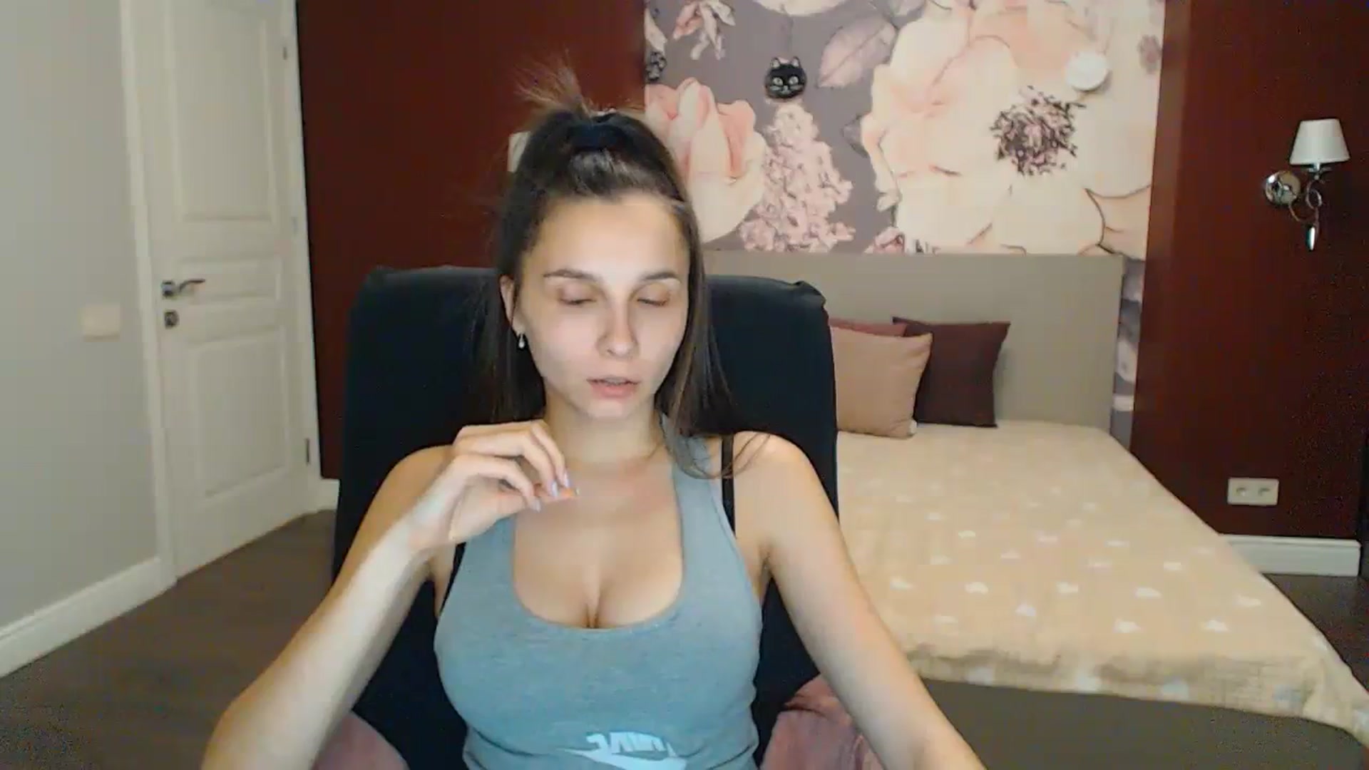 Gallery image thumbnail from Karina_Mils's myfreecams stream on, 12/17/2023, 18:07 image 7 of 20