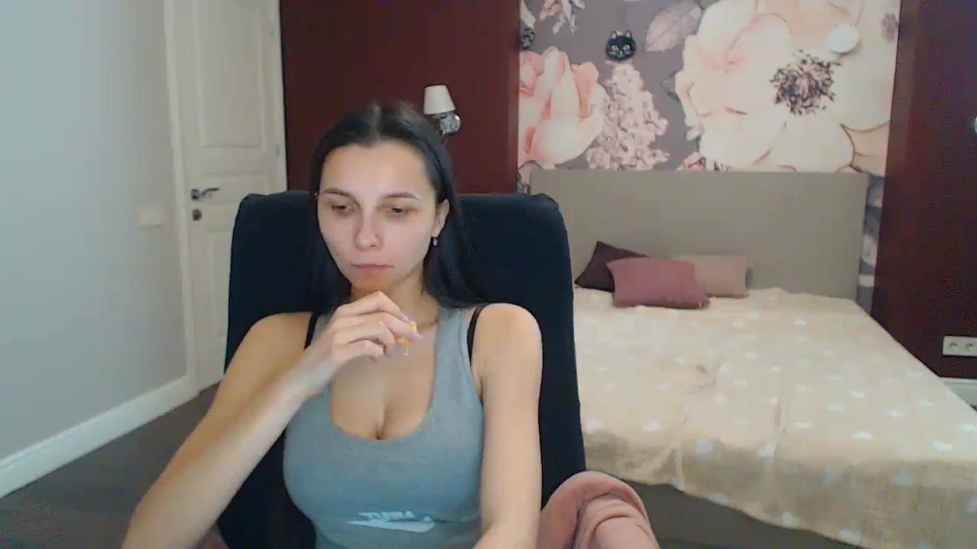 Gallery image thumbnail from Karina_Mils's myfreecams stream on, 12/28/2023, 11:15 image 18 of 20