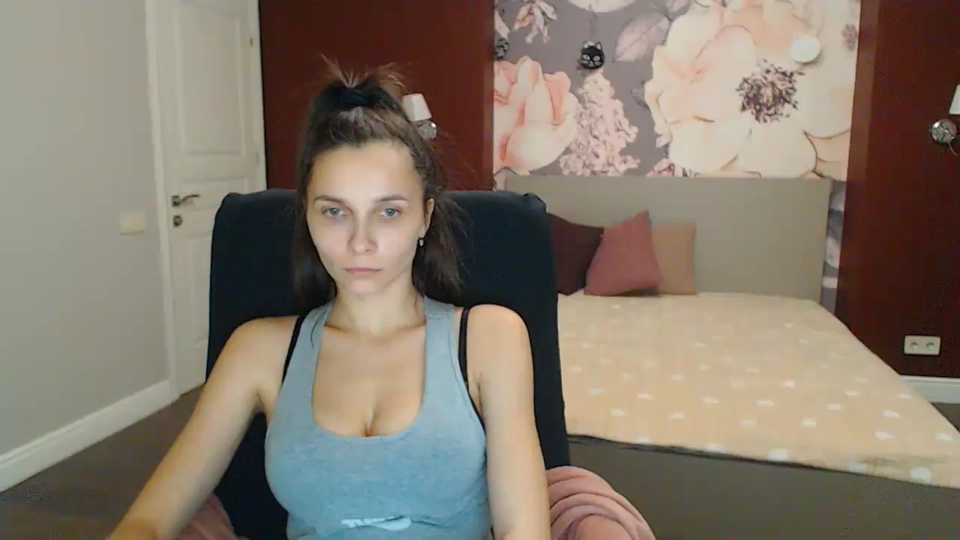 Gallery image thumbnail from Karina_Mils's myfreecams stream on, 01/06/2024, 18:28 image 16 of 20