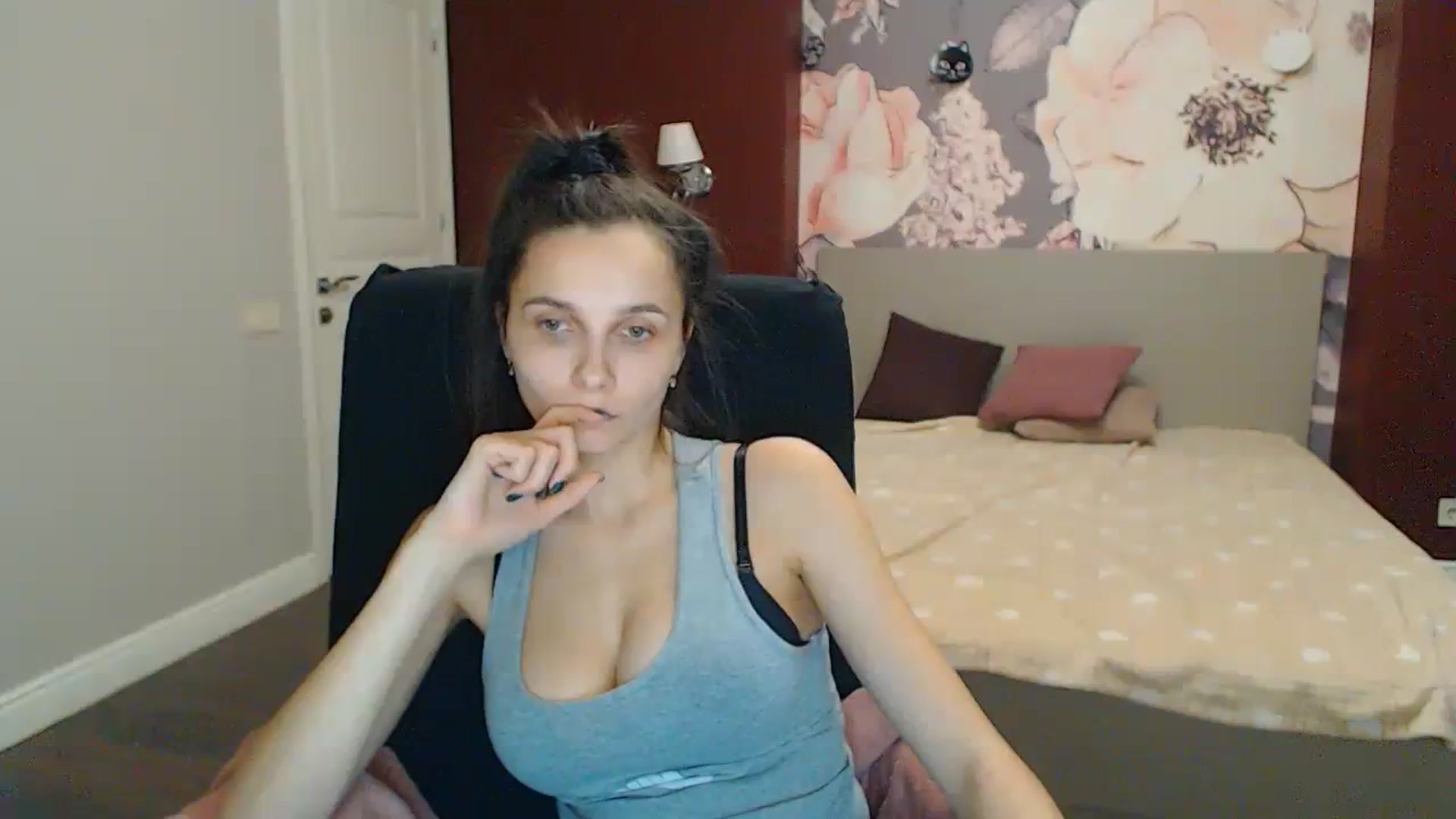 Gallery image thumbnail from Karina_Mils's myfreecams stream on, 01/13/2024, 19:19 image 9 of 20