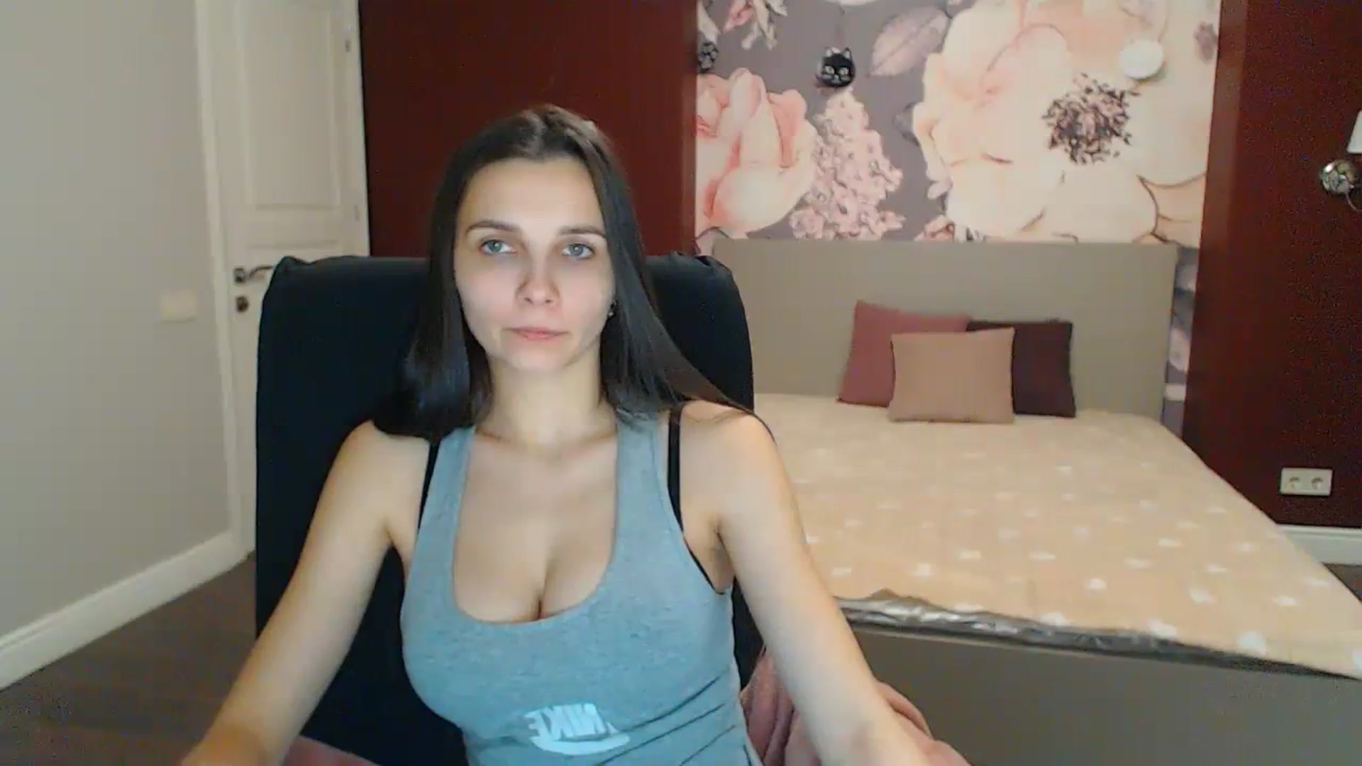 Gallery image thumbnail from Karina_Mils's myfreecams stream on, 01/19/2024, 18:12 image 7 of 20