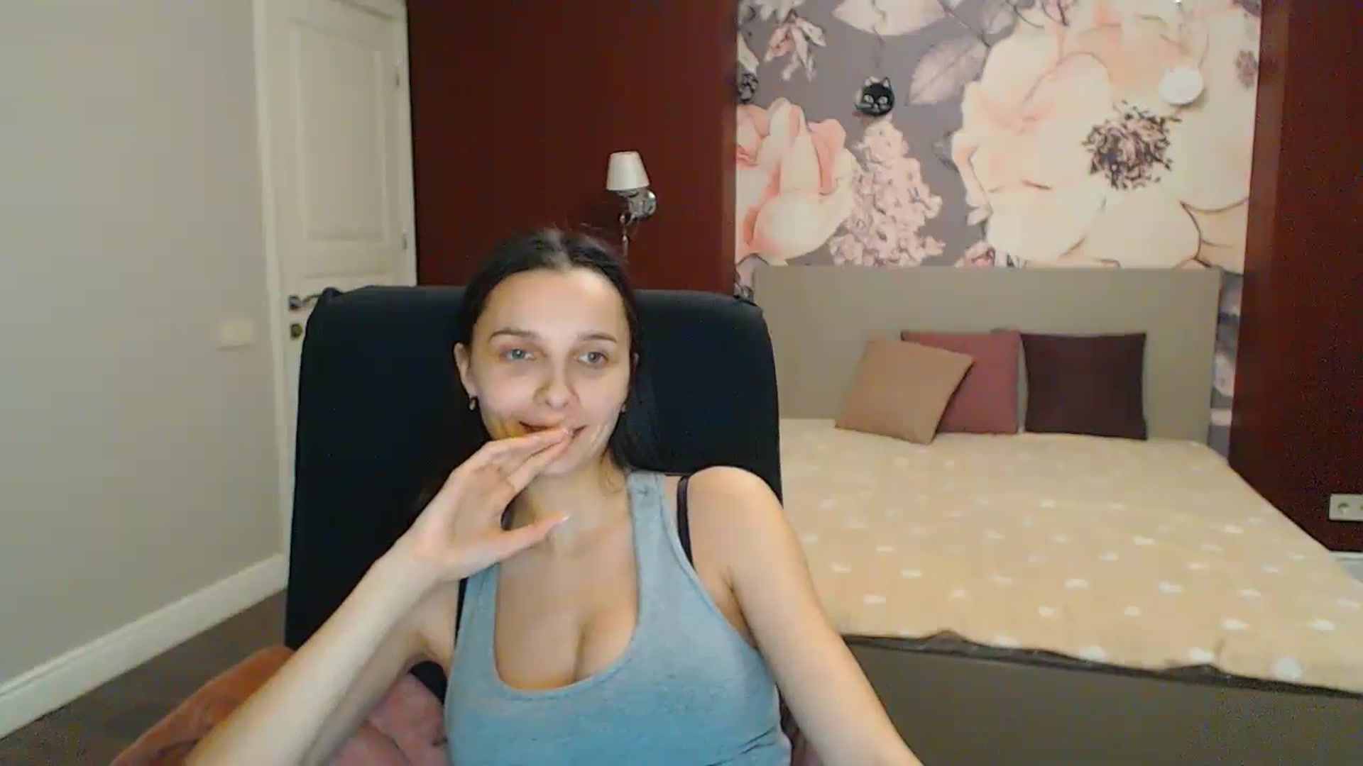 Gallery image thumbnail from Karina_Mils's myfreecams stream on, 02/03/2024, 21:40 image 14 of 20