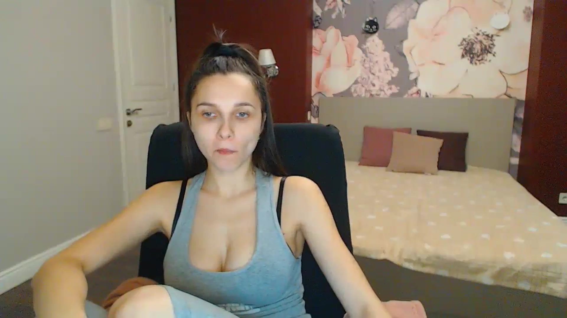 Gallery image thumbnail from Karina_Mils's myfreecams stream on, 02/04/2024, 17:32 image 10 of 20