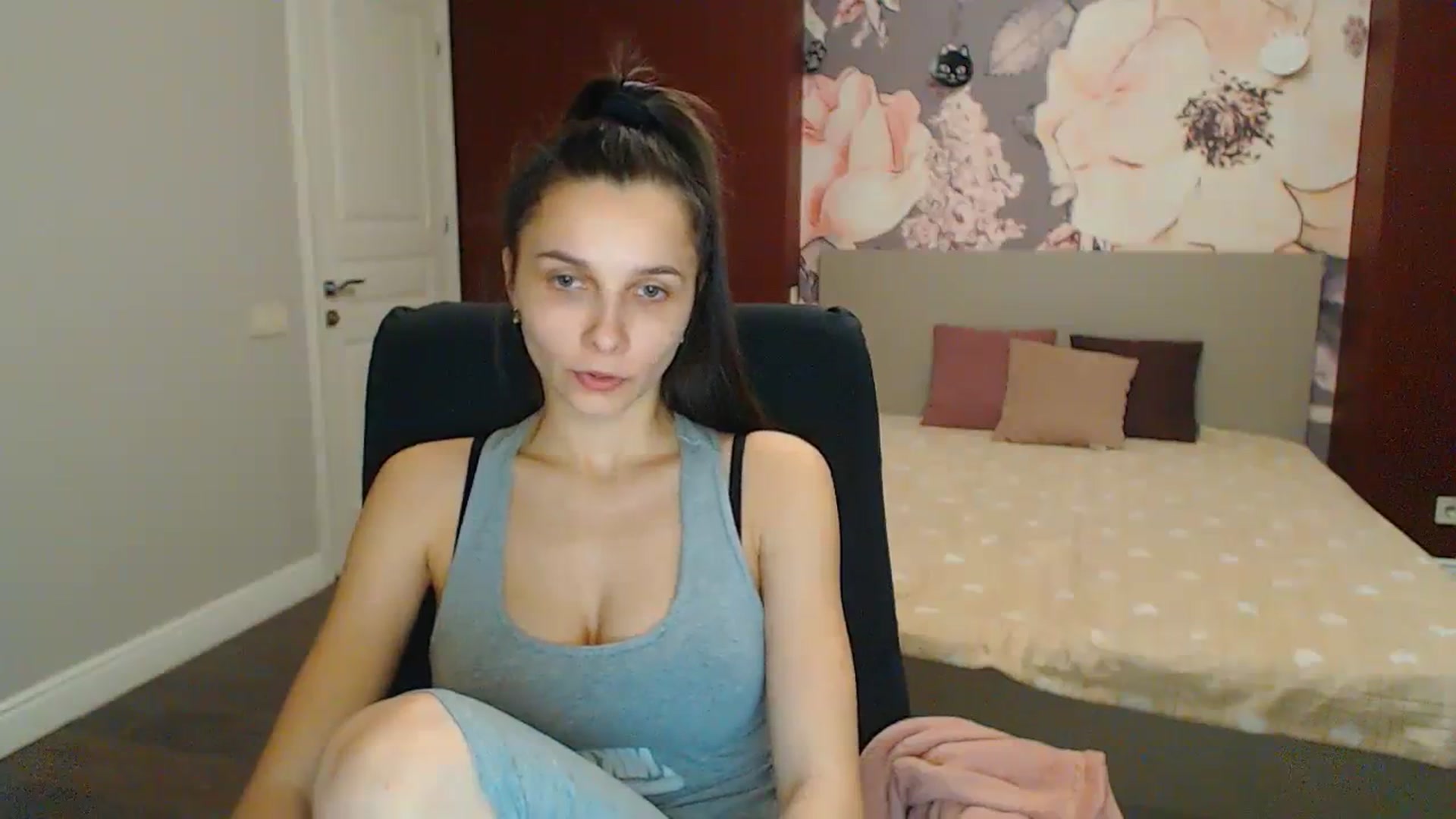 Gallery image thumbnail from Karina_Mils's myfreecams stream on, 02/04/2024, 17:32 image 4 of 20
