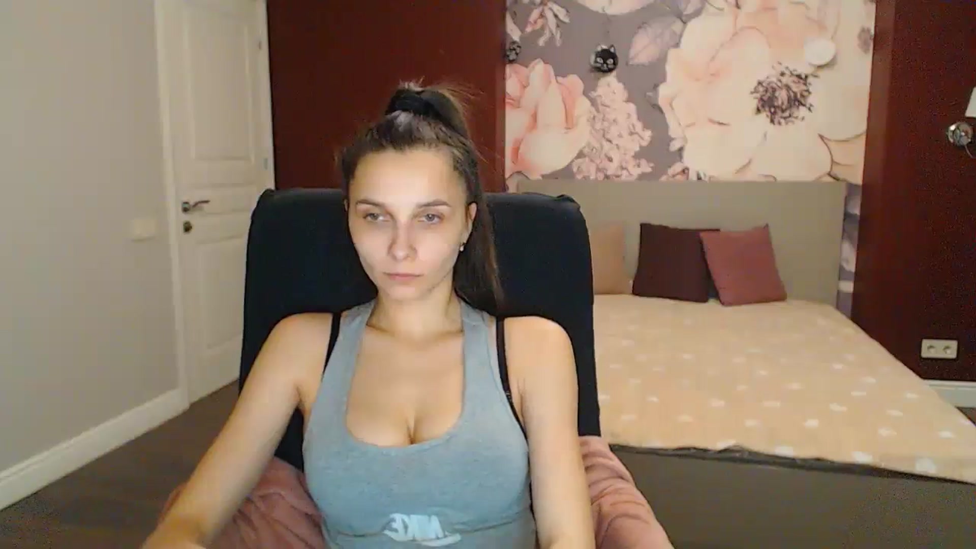 Gallery image thumbnail from Karina_Mils's myfreecams stream on, 02/09/2024, 18:08 image 6 of 20