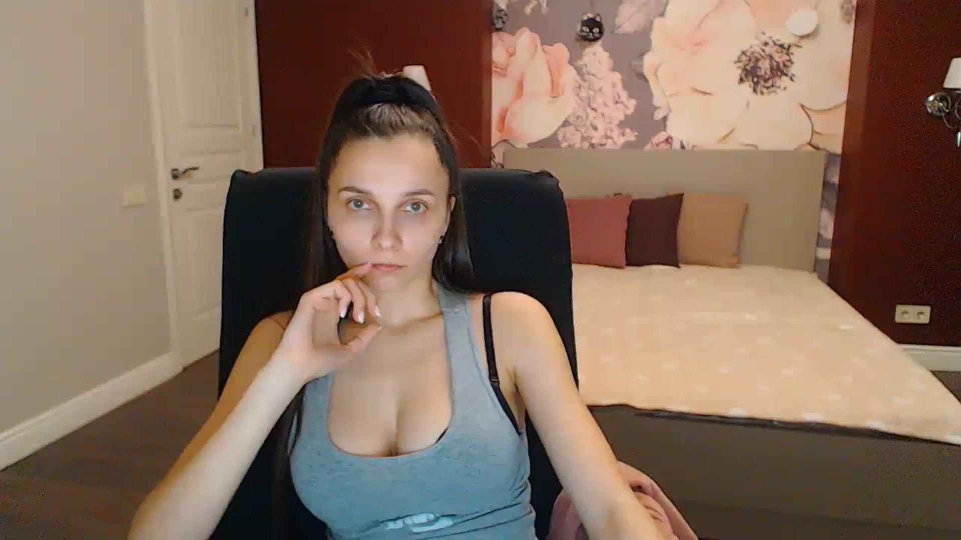 Gallery image thumbnail from Karina_Mils's myfreecams stream on, 03/02/2024, 17:32 image 18 of 20
