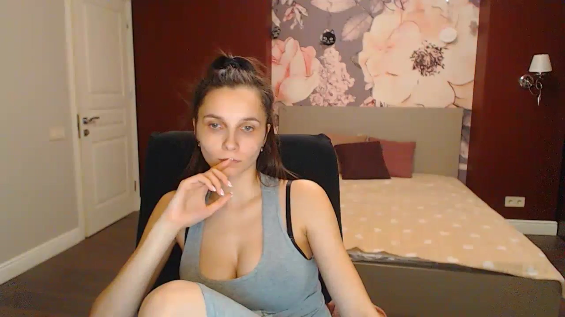 Gallery image thumbnail from Karina_Mils's myfreecams stream on, 03/16/2024, 21:03 image 9 of 20