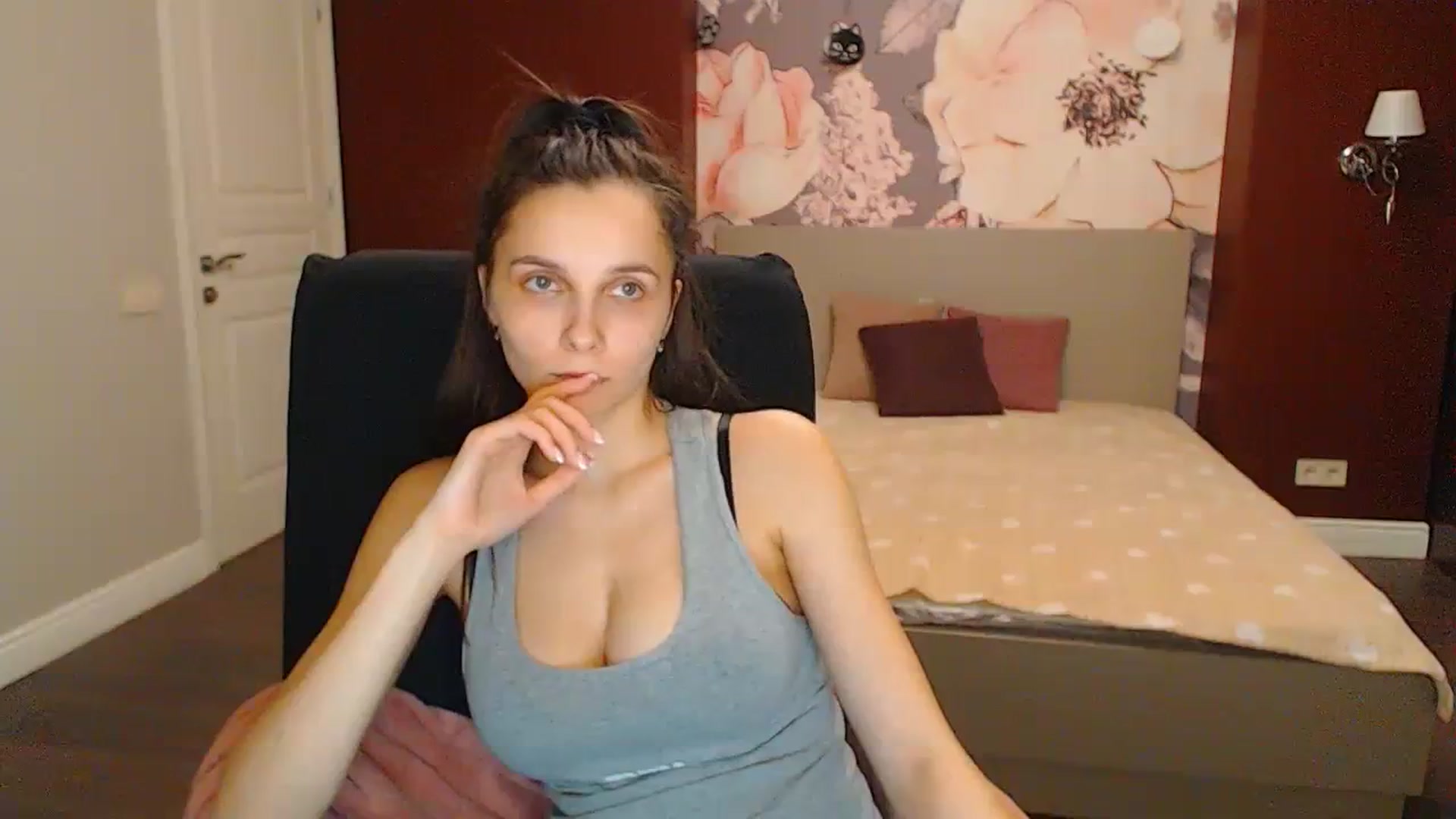Gallery image thumbnail from Karina_Mils's myfreecams stream on, 03/16/2024, 21:03 image 4 of 20