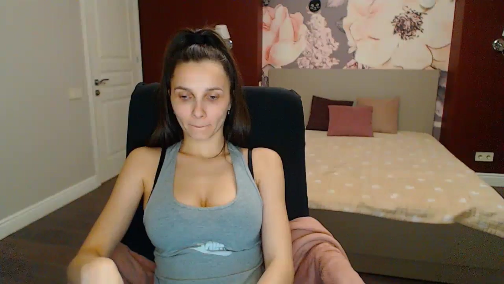 Gallery image thumbnail from Karina_Mils's myfreecams stream on, 03/29/2024, 20:22 image 18 of 20