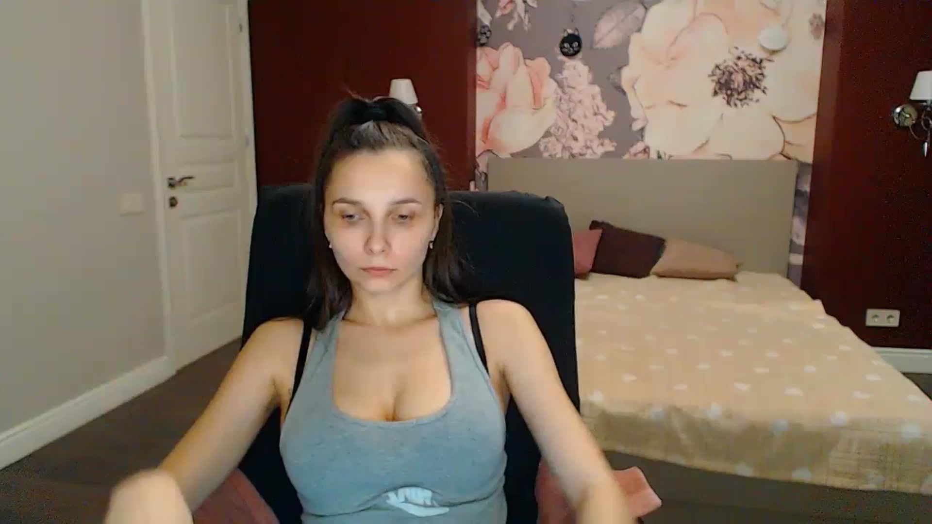 Gallery image thumbnail from Karina_Mils's myfreecams stream on, 03/31/2024, 17:50 image 13 of 20