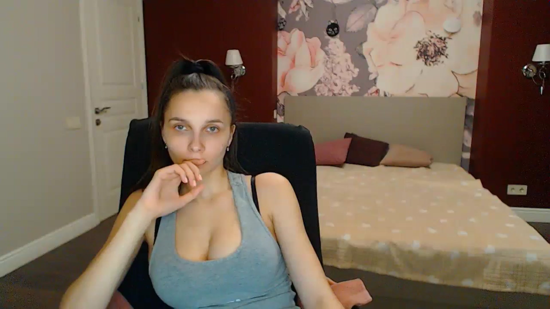 Gallery image thumbnail from Karina_Mils's myfreecams stream on, 03/31/2024, 17:50 image 5 of 20