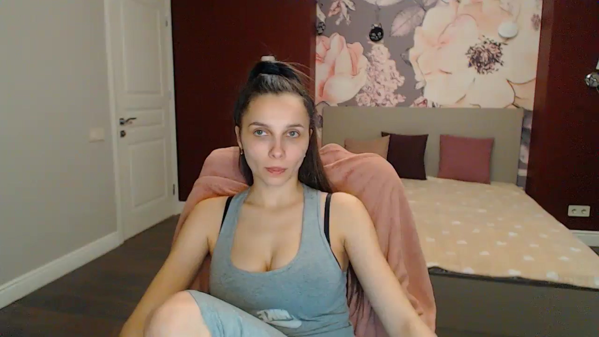 Gallery image thumbnail from Karina_Mils's myfreecams stream on, 04/05/2024, 16:26 image 4 of 20