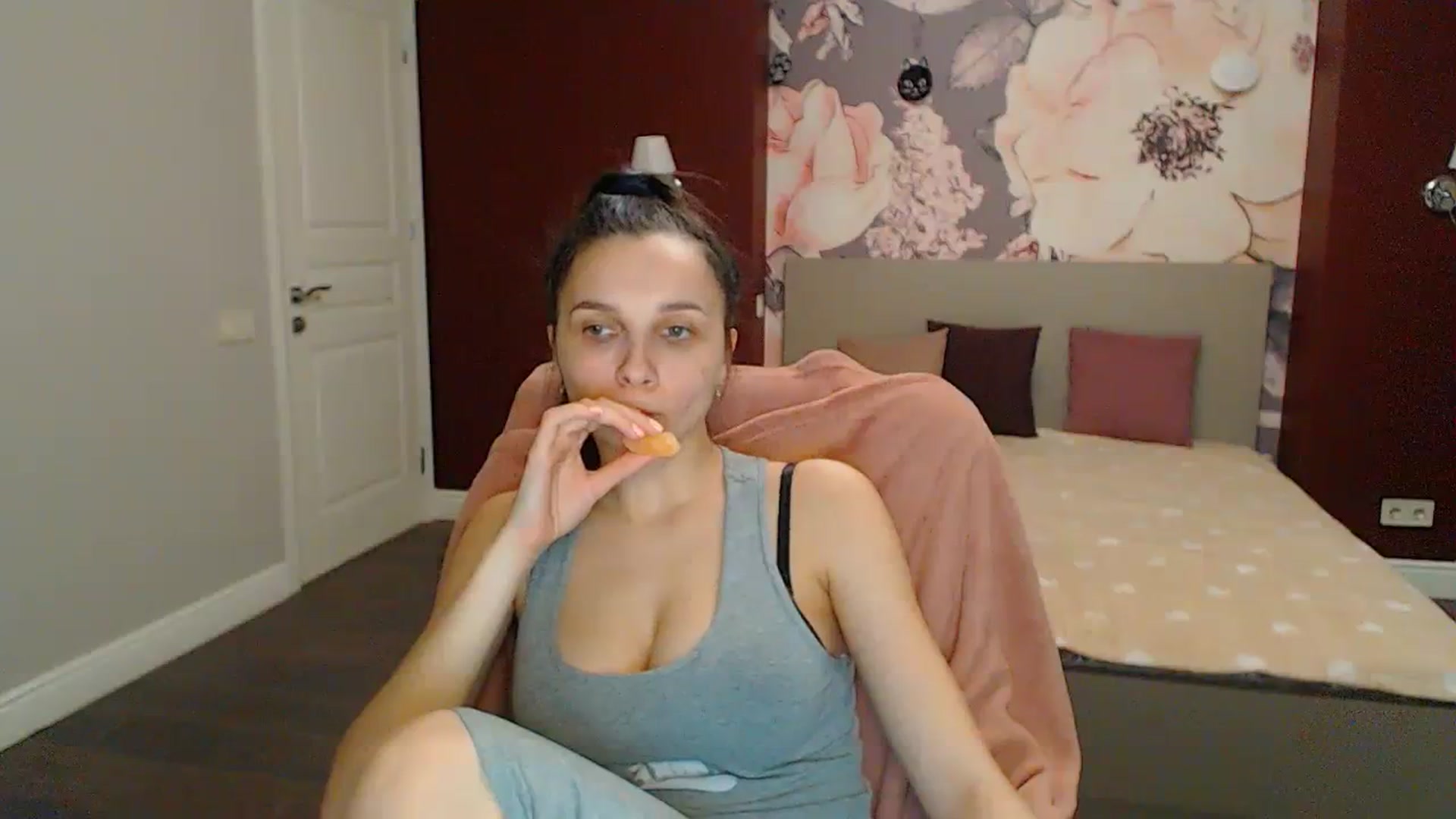 Gallery image thumbnail from Karina_Mils's myfreecams stream on, 04/05/2024, 16:26 image 8 of 20
