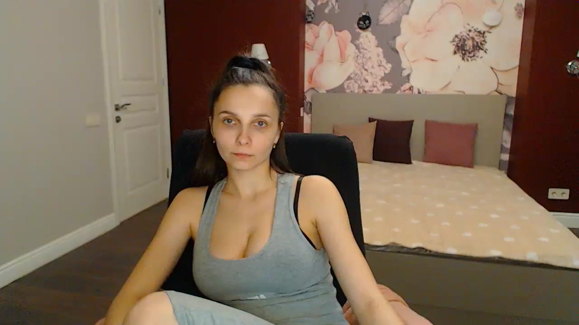 Gallery image thumbnail from Karina_Mils's myfreecams stream on, 04/05/2024, 18:51 image 15 of 20