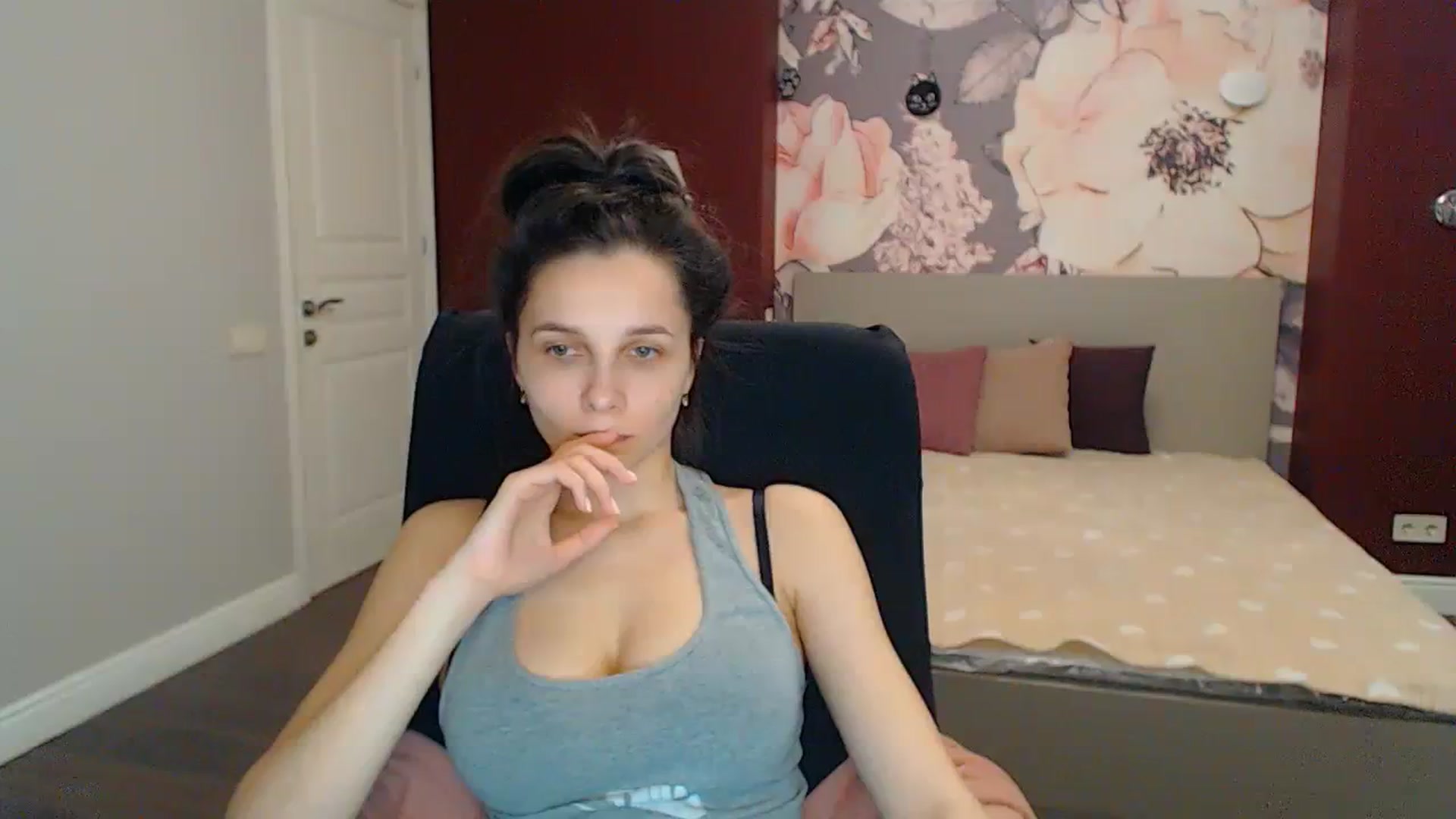 Gallery image thumbnail from Karina_Mils's myfreecams stream on, 04/07/2024, 15:40 image 18 of 20