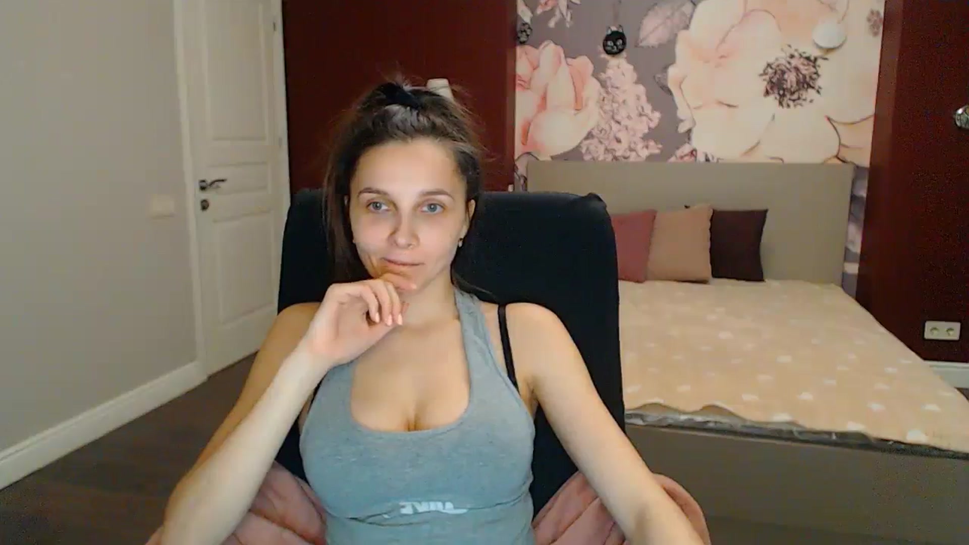 Gallery image thumbnail from Karina_Mils's myfreecams stream on, 04/07/2024, 19:33 image 6 of 20
