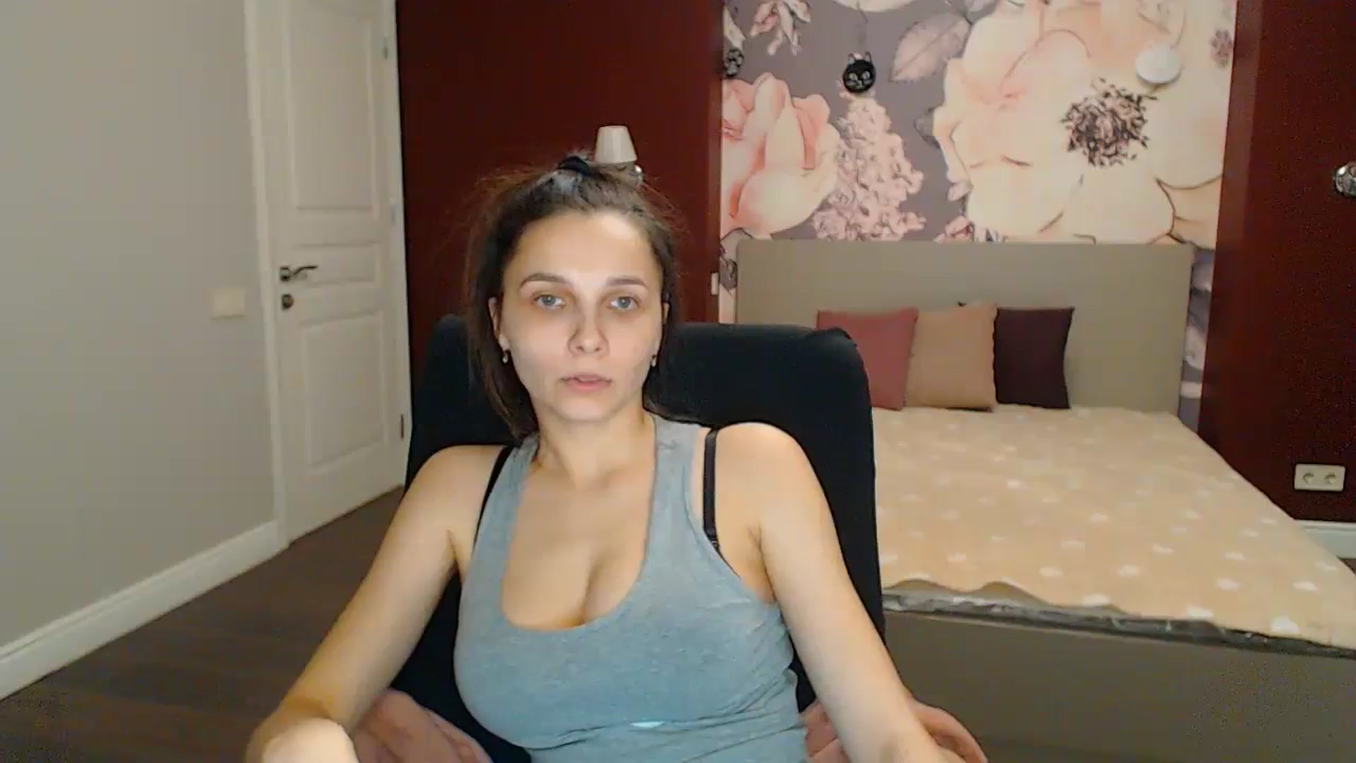 Gallery image thumbnail from Karina_Mils's myfreecams stream on, 04/07/2024, 19:33 image 3 of 20