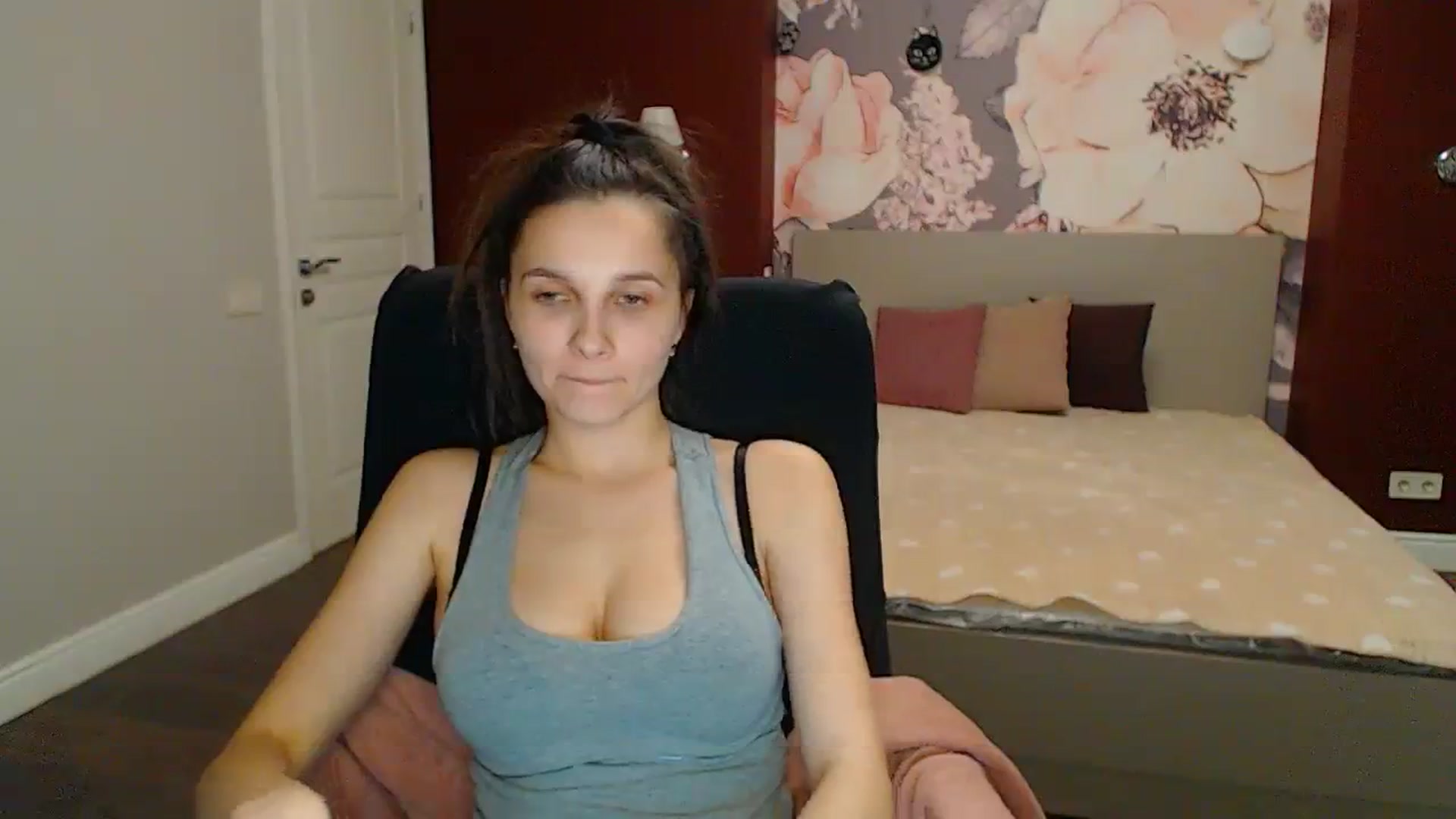 Gallery image thumbnail from Karina_Mils's myfreecams stream on, 04/07/2024, 19:33 image 15 of 20