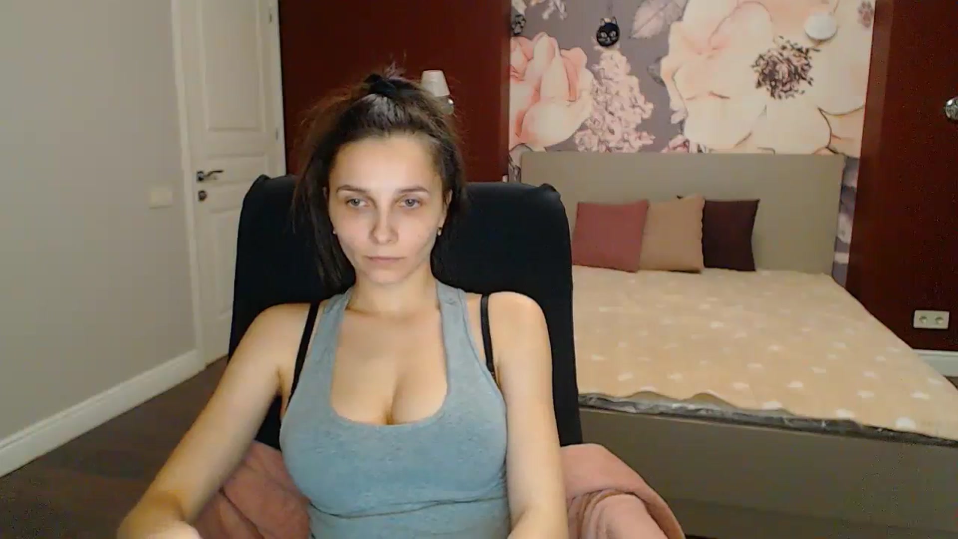 Gallery image thumbnail from Karina_Mils's myfreecams stream on, 04/07/2024, 19:33 image 17 of 20