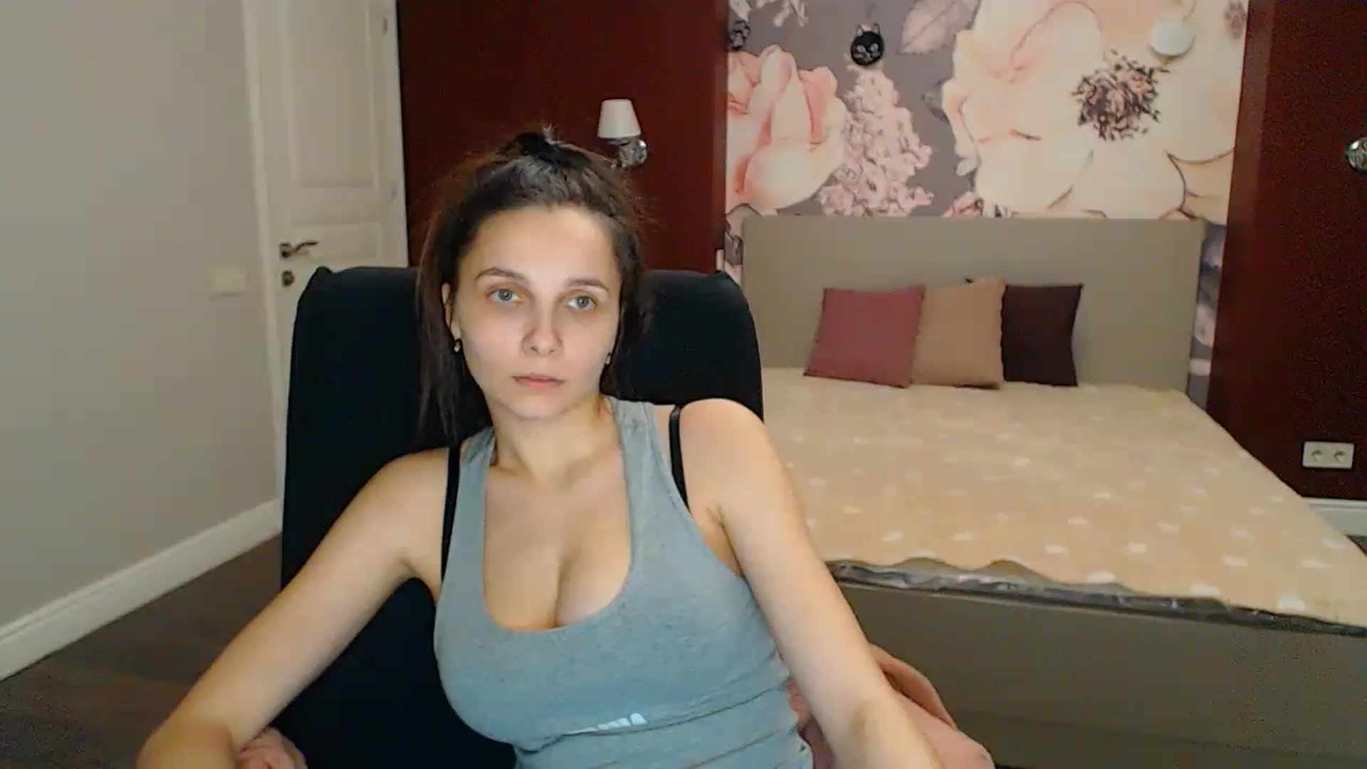 Gallery image thumbnail from Karina_Mils's myfreecams stream on, 04/07/2024, 20:10 image 3 of 20