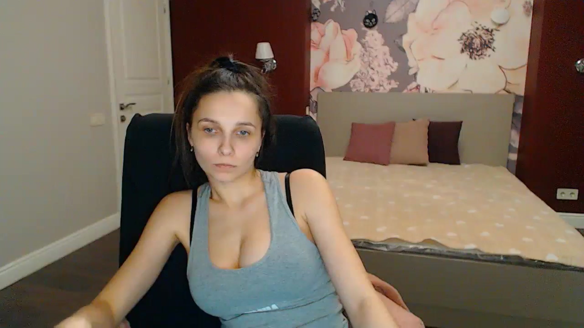 Gallery image thumbnail from Karina_Mils's myfreecams stream on, 04/07/2024, 20:10 image 6 of 20
