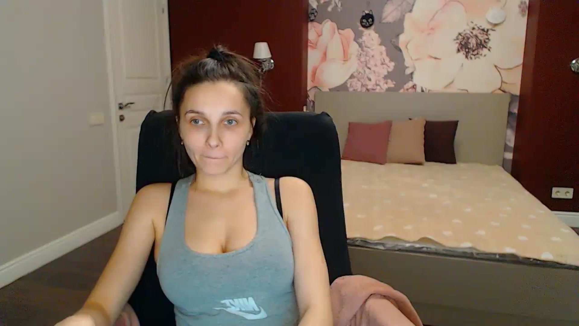 Gallery image thumbnail from Karina_Mils's myfreecams stream on, 04/07/2024, 20:10 image 16 of 20