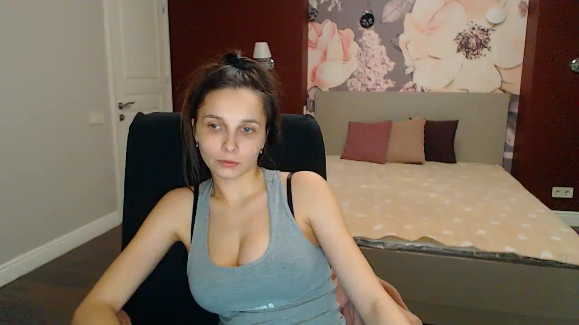 Gallery image thumbnail from Karina_Mils's myfreecams stream on, 04/07/2024, 20:10 image 1 of 20