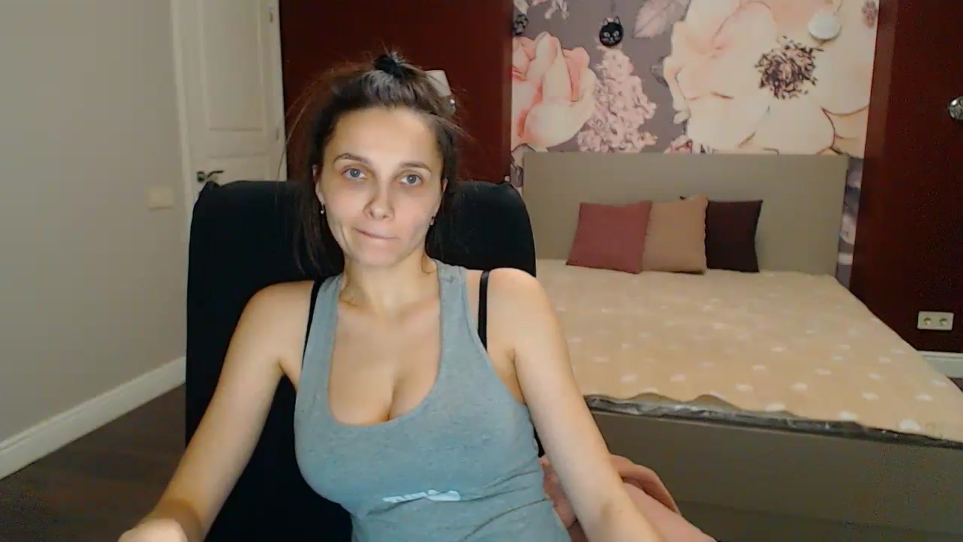 Gallery image thumbnail from Karina_Mils's myfreecams stream on, 04/07/2024, 20:10 image 20 of 20