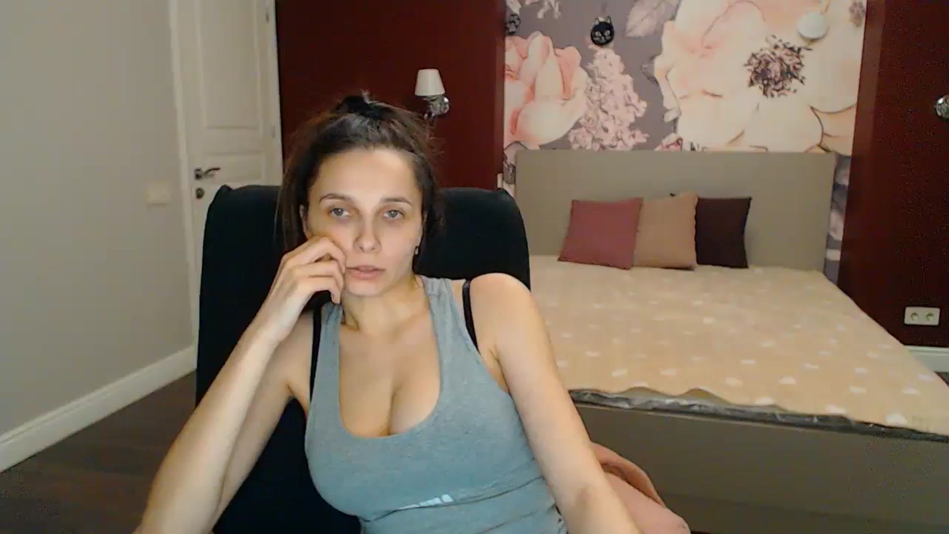 Gallery image thumbnail from Karina_Mils's myfreecams stream on, 04/07/2024, 20:10 image 7 of 20