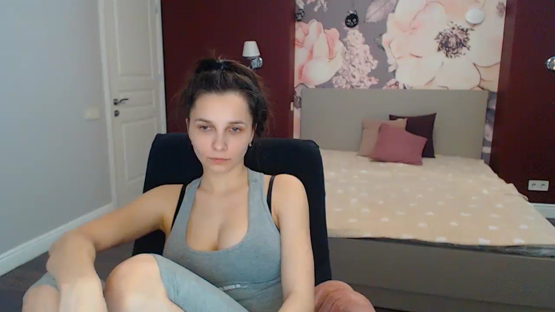 Gallery image thumbnail from Karina_Mils's myfreecams stream on, 04/08/2024, 10:39 image 10 of 20