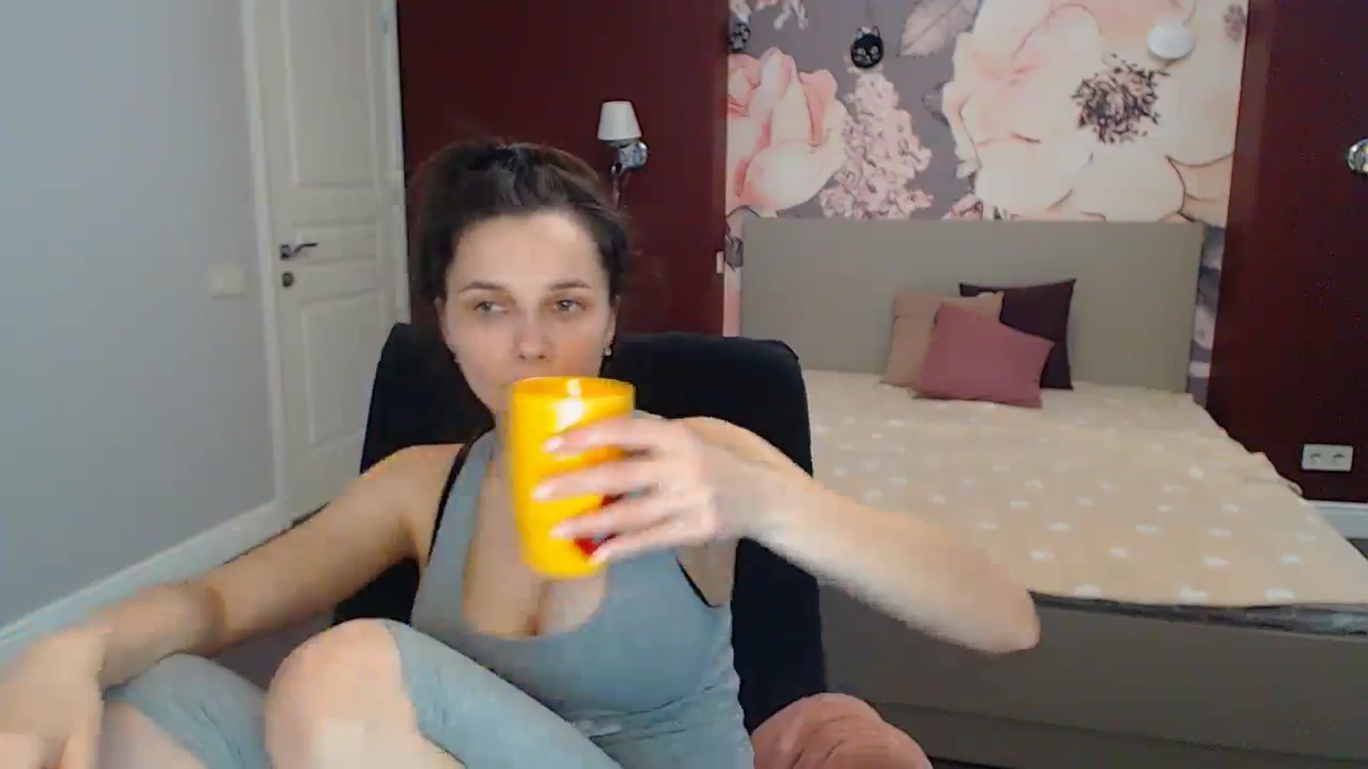 Gallery image thumbnail from Karina_Mils's myfreecams stream on, 04/08/2024, 10:39 image 4 of 20