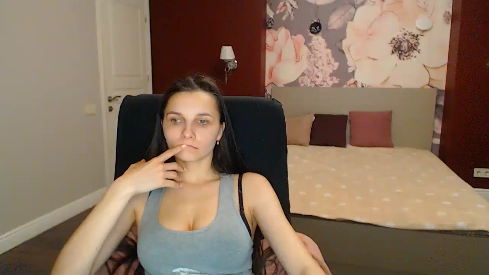 Gallery image thumbnail from Karina_Mils's myfreecams stream on, 04/12/2024, 17:41 image 13 of 20