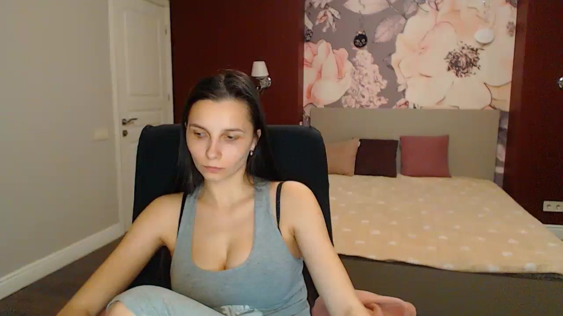 Gallery image thumbnail from Karina_Mils's myfreecams stream on, 04/12/2024, 18:25 image 13 of 20